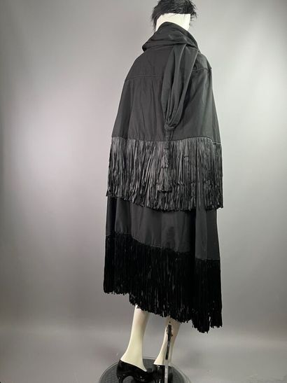 null ALICE BERNARD Couture - Manteau cape en cachemire noir frangé - Années 20
Le...