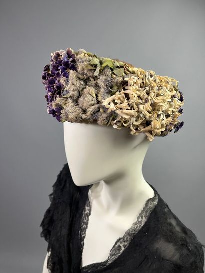 null MAISON LESPIAUT et DESSUS -Chapeau en large couronne fleurie - Vers 1910
Le...