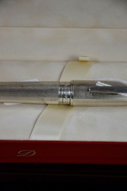 null S.T DUPONT Paris Stylo plume OLYMPIO métal argenté guilloché
Le modèle est réalisé...