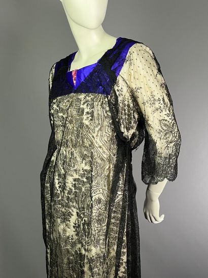 null Robe du soir en dentelle et soie- Vers 1915 
Le modèle est taillé sur une base...