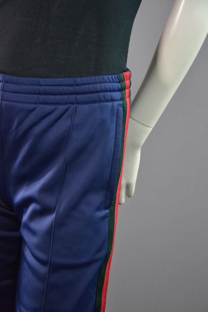 null GUCCI Pantalon de jogging bleu nuit bordure web signature- Taille S
Le modèle...