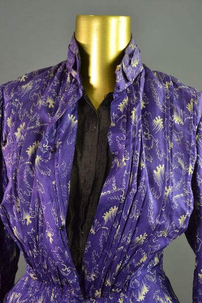 null Corsage en soie violet à motif de vagues Kanagawa - Vers 1900
Le modèle est...