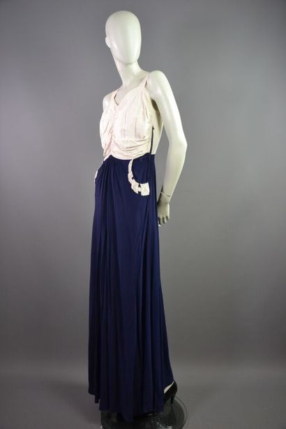 null Lot de robes 1920-1950 dont :
1-Robe d'été des années 40. Le modèle est taillé...