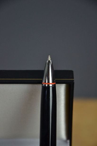 null HARLEY DAVIDSON Lot de 2 stylos 
1 plume en laque noir avec attributs en métal...