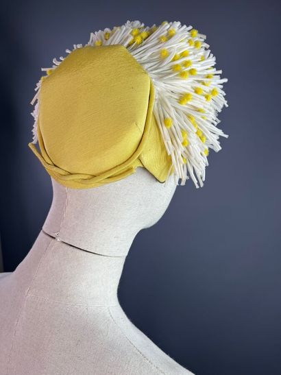 null ROSE VALOIS Chapeau de printemps mimosa fleuri - Vers 1947
Le modèle est réalisé...
