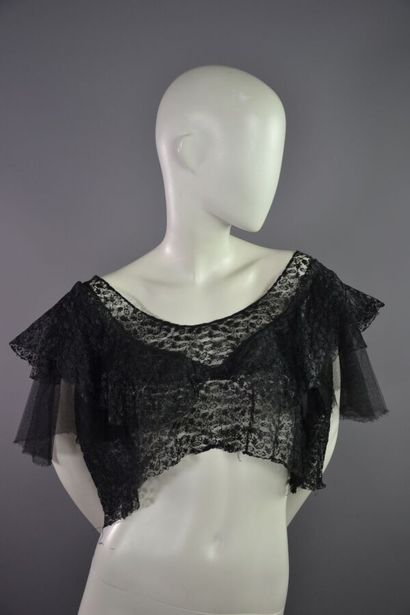 null Lot de vêtements vers 1930 dont :
1- Robe en mousseline crêpe de rayonne noir....