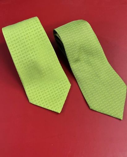 null HERMÈS - Lot de 2 cravates en twill vert prairie TB état
1- modèle en twill...