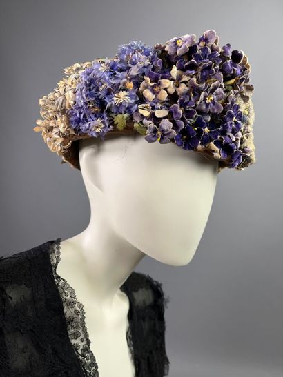 null MAISON LESPIAUT et DESSUS -Chapeau en large couronne fleurie - Vers 1910
Le...