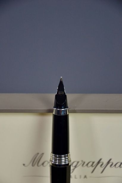 null MONTEGRAPPA Stylo plume NEROUNO noir et palladium
Le modèle est réalisé en laque...