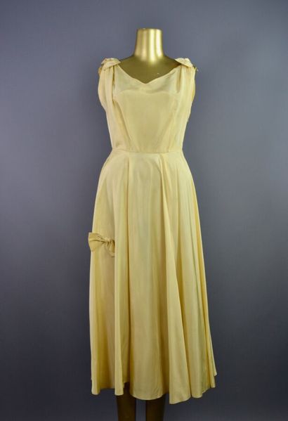 null Lot de robes 1920-1950 dont :
1- Robe cocktail des années 50 en rayonne de couleur...