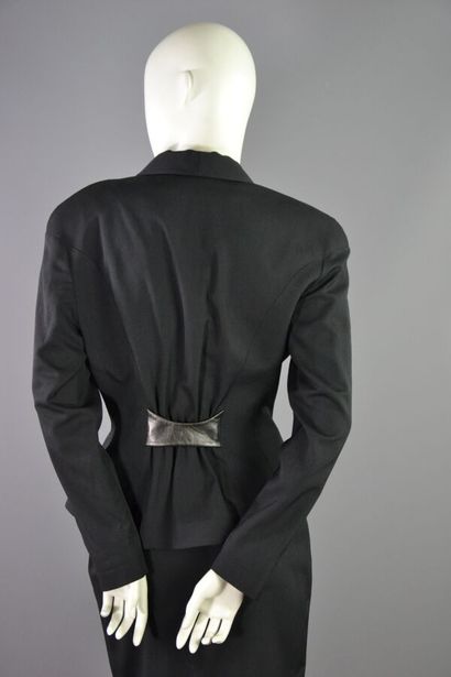 null THIERRY MUGLER Tailleur noir en laine et cuir T40 - Vers 1990
L'ensemble est...