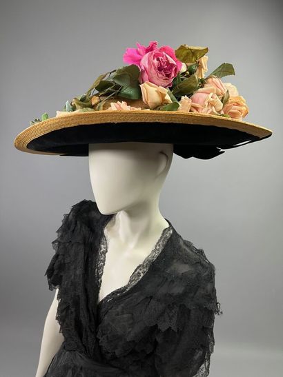 null JULIETTE LE VAILLANT Chapeau capeline à décor de jardin de roses vers 1910.
Le...
