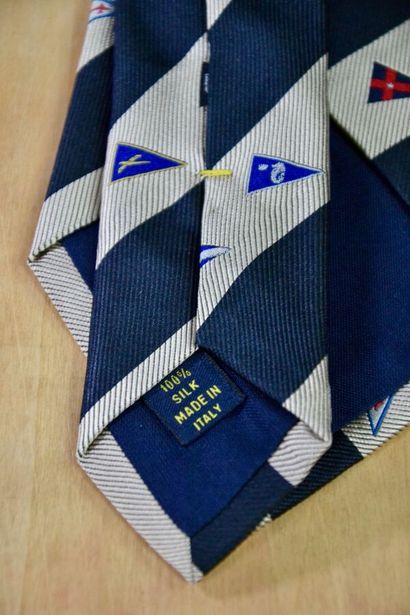 null LOUIS VUITTON 2 cravates dont LV CUP et damier rose
1- Modèle en sergé de soie...