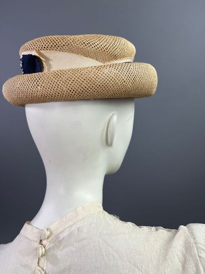 null JEANNE LANVIN Chapeau d'été en paille - Début des années 60
Le modèle est réalisé...