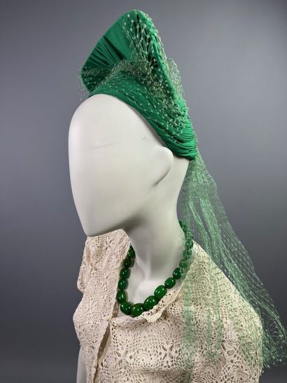 null LE MONNIER Chapeau turbanné en soie vert - 1945
Le modèle est réalisé sur une...