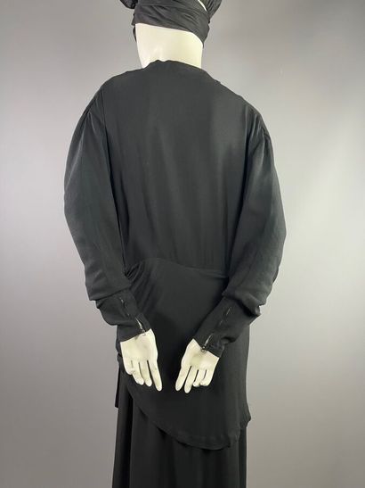 null Robe de jour en crêpe plissé noir - Automne Hiver début des années 40
Le modèle...