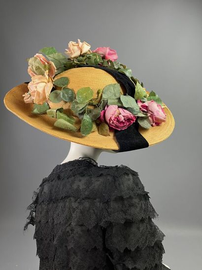 null JULIETTE LE VAILLANT Chapeau capeline à décor de jardin de roses vers 1910.
Le...