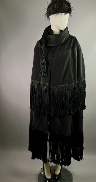 null ALICE BERNARD Couture - Manteau cape en cachemire noir frangé - Années 20
Le...