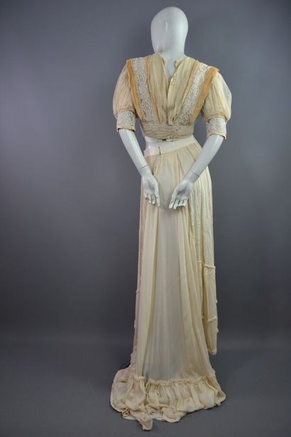 null LOT de vêtements de jour vers 1900 dont :
1- Corsage monté sur coton beige avec...