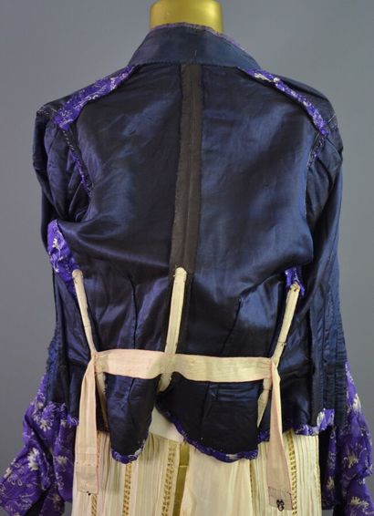 null Corsage en soie violet à motif de vagues Kanagawa - Vers 1900
Le modèle est...