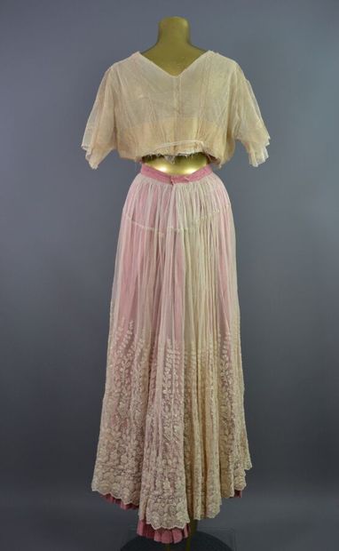 null Lot de vêtements de jour vers 1900 dont : 
1- Fond de corsage sur base de voile...