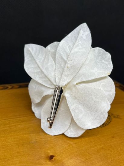 null LOUIS VUITTON Broche bouquetière en forme de fleur nacrée.
Le modèle est façonné...