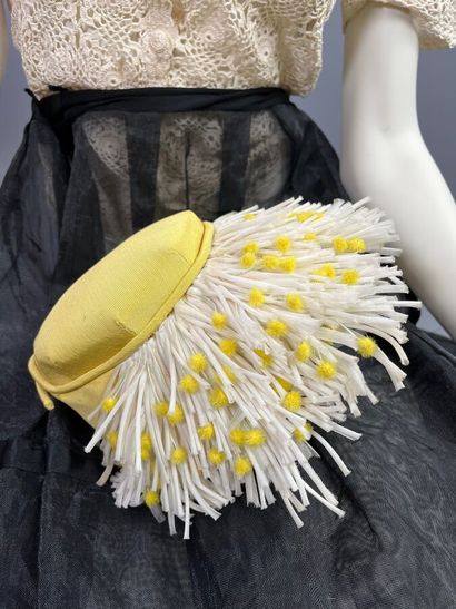 null ROSE VALOIS Chapeau de printemps mimosa fleuri - Vers 1947
Le modèle est réalisé...