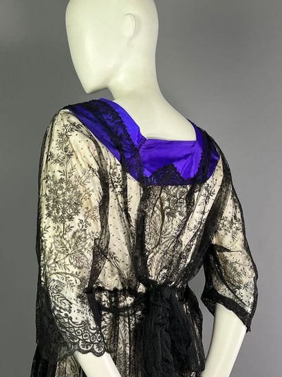 null Robe du soir en dentelle et soie- Vers 1915 
Le modèle est taillé sur une base...