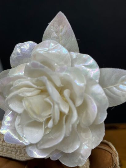 null LOUIS VUITTON Broche bouquetière en forme de fleur nacrée.
Le modèle est façonné...