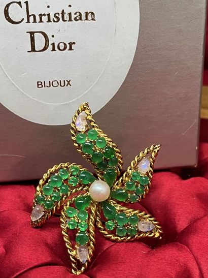null CHRISTIAN DIOR Broche en forme de fleur pavage vert et perles - 1965
Le modèle...