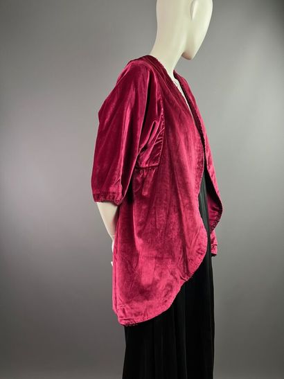 null CALLOT SOEURS Veste du soir en velours de soie framboise- Début des années 1910
Le...