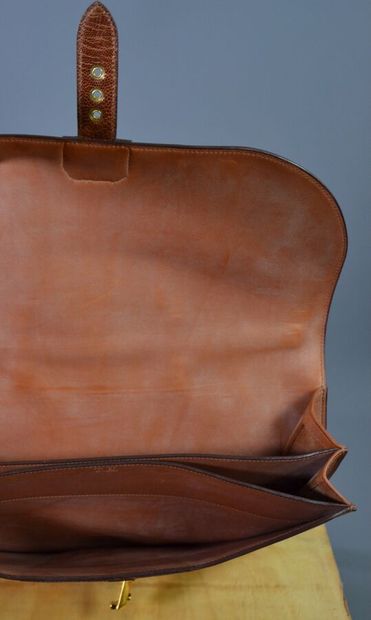 null NON VENU
ATELIER RENARD Paris Cartable en cuir de luxe finitions sur mesure.
Le...