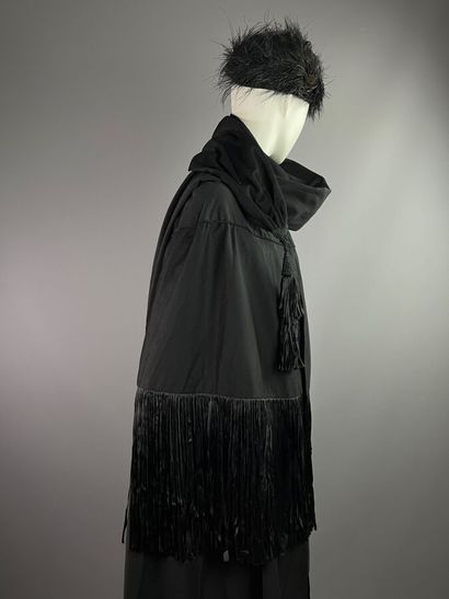 null ALICE BERNARD Couture - Manteau cape en cachemire noir frangé - Années 20
Le...