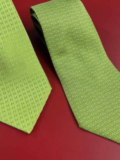 null HERMÈS - Lot de 2 cravates en twill vert prairie TB état
1- modèle en twill...