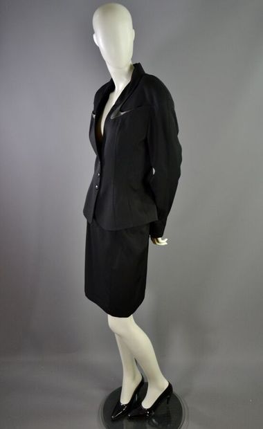null THIERRY MUGLER Tailleur noir en laine et cuir T40 - Vers 1990
L'ensemble est...