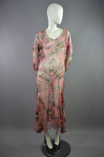 null Lot de 3 robes des années 30 dont :
1- Robe en mousseline de soie à motif fleuri...
