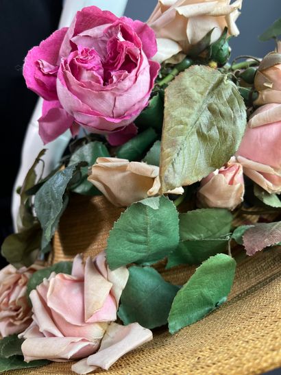 null JULIETTE LE VAILLANT Chapeau capeline à décor de jardin de roses vers 1910.
Le...