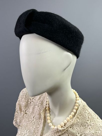 null NINA RICCI Chapeau tambour en feutre noir taupé - Milieu des années 60
Le modèle...