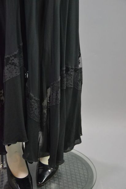 null Lot de vêtements vers 1930 dont :
1- Robe en mousseline crêpe de rayonne noir....