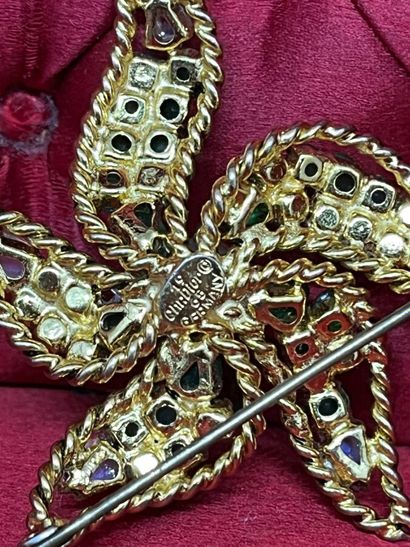 null CHRISTIAN DIOR Broche en forme de fleur pavage vert et perles - 1965
Le modèle...