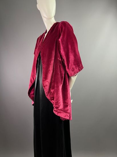 null CALLOT SOEURS Veste du soir en velours de soie framboise- Début des années 1910
Le...