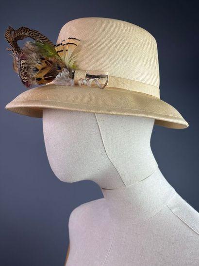 null PAULETTE Chapeau de paille "chasse d'automne" avec boîte - 1960
Le modèle est...