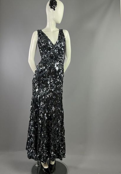 null Rare robe du soir en sequins noirs - Fin des années 30
Le modèle est monté sur...