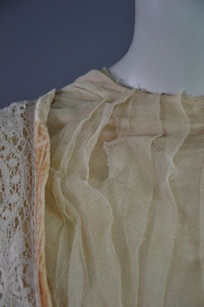 null LOT de vêtements de jour vers 1900 dont :
1- Corsage monté sur coton beige avec...