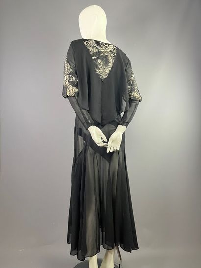 null Robe du soir en dentelle et mousseline noire - Années 1930
Le modèle est taillé...