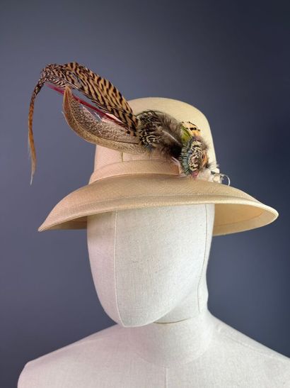 null PAULETTE Chapeau de paille "chasse d'automne" avec boîte - 1960
Le modèle est...