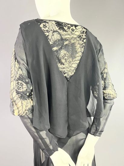 null Robe du soir en dentelle et mousseline noire - Années 1930
Le modèle est taillé...