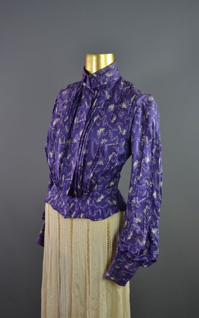null Corsage en soie violet à motif de vagues Kanagawa - Vers 1900
Le modèle est...