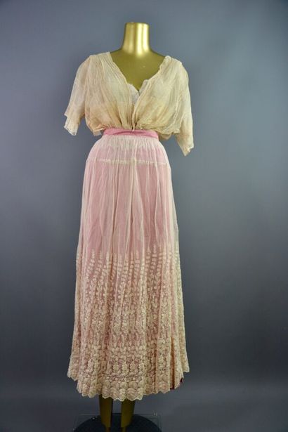 null Lot de vêtements de jour vers 1900 dont : 
1- Fond de corsage sur base de voile...