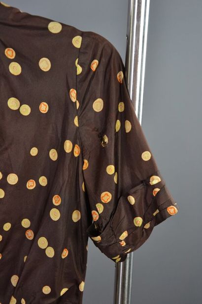 null Lot de 3 robes des années 30 dont :
1- Robe en mousseline de soie à motif fleuri...